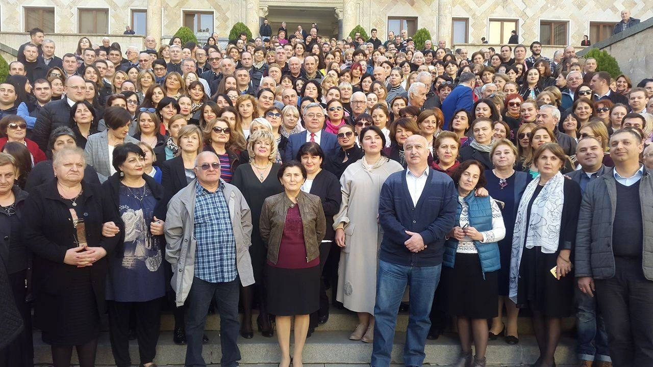 დავით უსუფაშვილი პარლამენტის თანამშრომლებს დაემშვიდობა