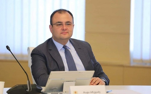 მსჯავრდებულ სააკაშვილს მიეწოდება მხოლოდ ის საკვები, რასაც აწვდიან მისი ნდობით აღჭურვილი პირები. ესენი არიან ოჯახის წევრები და სხვა ნდობით აღჭურვილი პირები − რატი ბრეგაძე