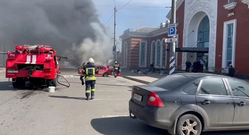 კრამატორსკის რკინიგზის სადგურზე რუსმა ოკუპანტებმა სარაკეტო დარტყმები განახორციელეს, დაიღუპა 30 ადამიანი