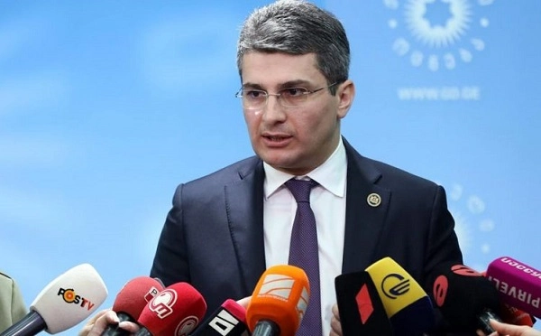 „ბოლშევიკური ტროიკა“ ფსკერს ქვემოთ არის, ერთი – რუსი მდგმურებით, მეორე – რუსული რუბლებით და მესამე შარვალჩახდილია - მამუკა მდინარაძე 