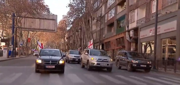 აგვისტოს ომზე სალომე ზურაბიშვილის განცხადებებს ოპოზიციის წარმომადგენლები მსვლელობით აპროტესტებენ