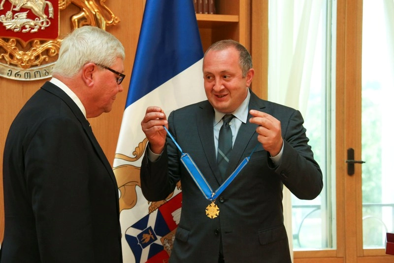საქართველოს პრეზიდენტმა ჯონ კოსტელო ოქროს საწმისის ორდენით დააჯილდოვა
