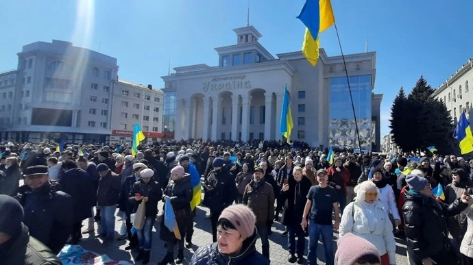 რუსო ჯარისკაცო, იდი ნ...უი  - ხერსონში ათასობით ადამიანი ოკუპანტების საწინააღმდეგო აქციაზე გამოვიდა