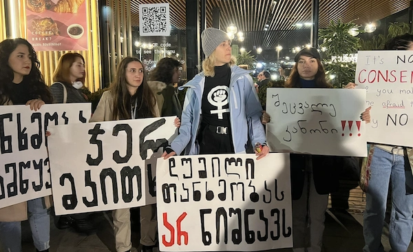 რუსთაველის გამზირზე ქალთა მიმართ სექსუალური ძალადობის წინააღმდეგ აქცია-მსვლელობა გაიმართა
