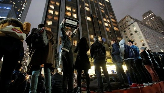 პრეზიდენტის ინაუგურაციის სამზადისის პარალელუარდ, აშშ-ის ქალაქებში ტრამპის წინააღმდეგ გამოსვლები მიმდინარეობს