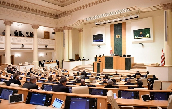 გალიაში მჯდომი ბელადი კაცის მკვლელი იყო, ახლა ცოლის პატიმრობას ითხოვს - წულუკიანი სააკაშვილზე