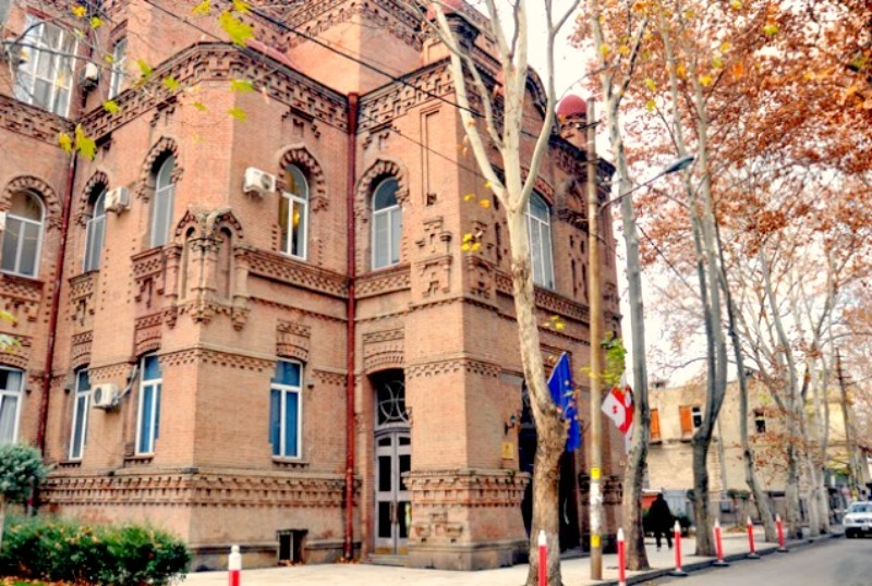 67-ე საჯარო სკოლის დირექტორი შეუსაბამო ფორმით აწარმოებდა მოსწავლეებთან კომუნიკაციას - განათლების საინისტრო