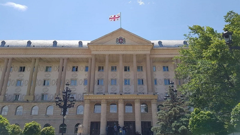 მოქალაქეთა კუთვნილი 2 186 031,09 ლარის თაღლითურად დაუფლების ფაქტზე სამი ბრალდებული დამნაშავედ ცნეს
