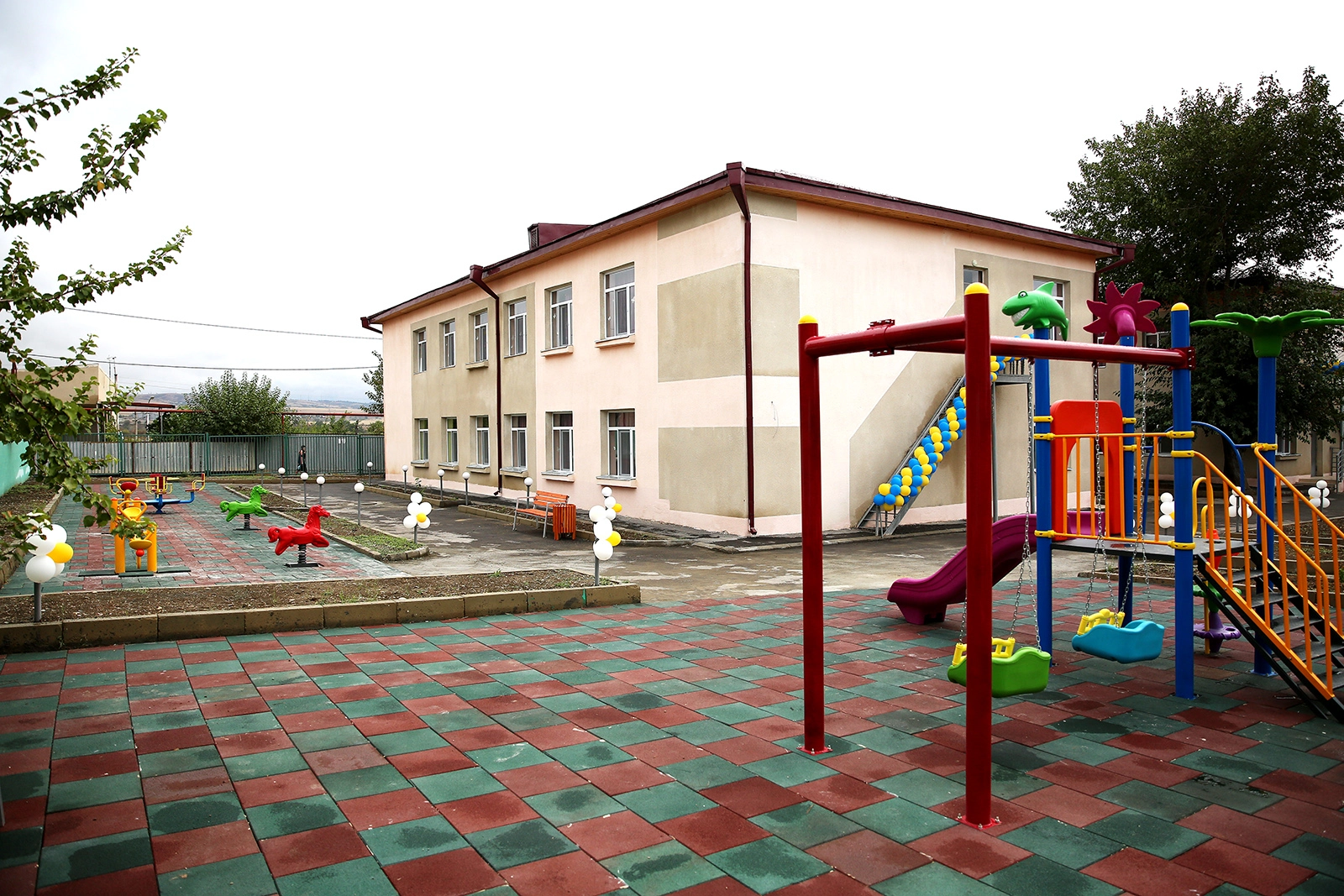 დავით ნარმანიამ პატარებს სასწავლო წლის დაწყება მიულოცა და საჩუქრად წიგნები გადასცა