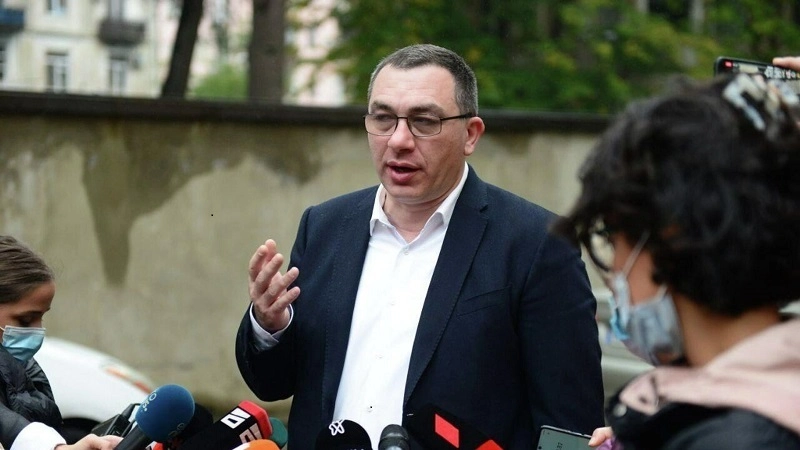 პრეზიდენტს არ უნდა სჭირდებოდეს არავის მიმართვა, რომ ასეთ უტიფარ საქმეზე შეწყალების ინსტრუმენტი გამოიყენოს, თუმცა ეს რომც მოხდეს, პრობლემას არ აქრობს, სანამ ივანიშვილის რეჟიმია სათავეში - გიგა ბოკერია