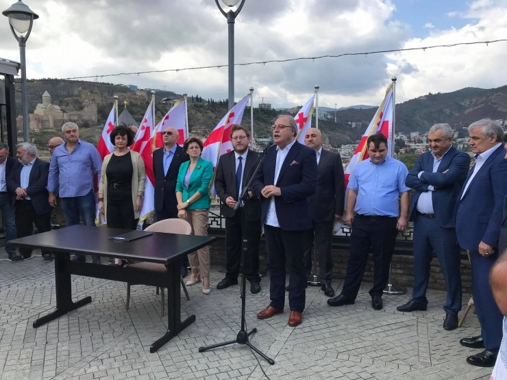ენმ, "რესპუბლიკური პარტია", "სახელმწიფო ხალხისთვის", "ჩვენ თვითონ" და "პროგრესი და თავისუფლება" ერთ საარჩევნო ბლოკში გაერთიანდნენ