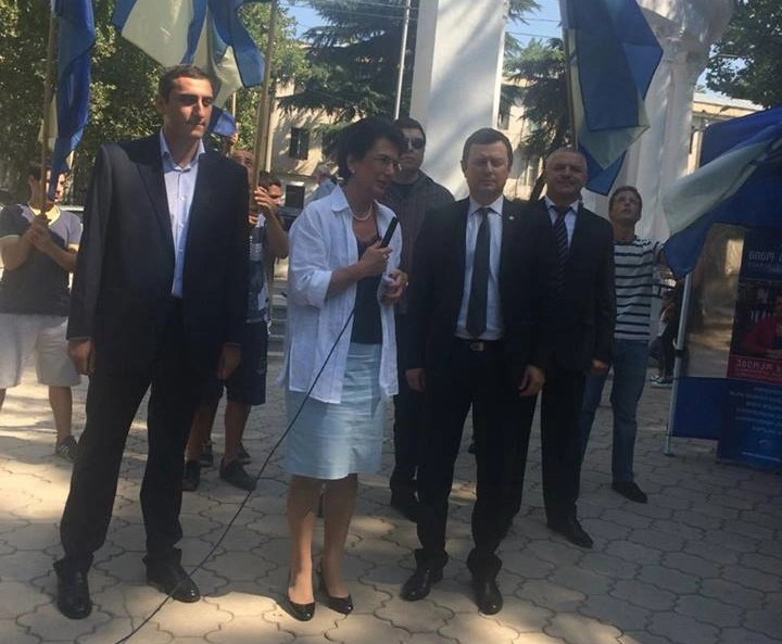 ნინო ბურჯანაძემ ნაძალადევის მოსახლეობას მაჟორიტარი დეპუტატობის კანდიდატები წარუდგინა