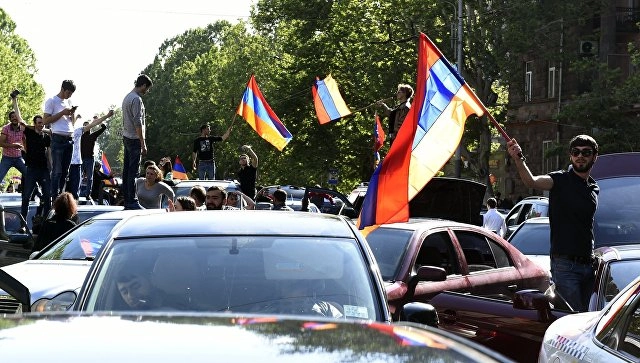 ერევანში ოპოზიციის მომხრეები აქციაზე ვადამდელი საპარლამენტო არჩევნების დანიშვნას მოითხოვენ