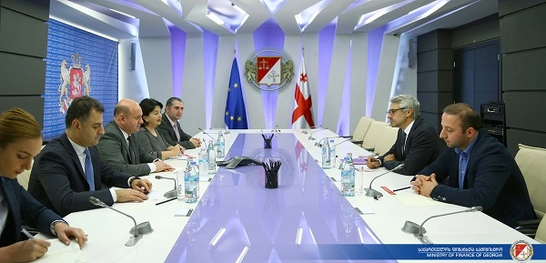 ფინანსთა მინისტრი ნოდარ ხადური OECD-ის საგადასახადო პოლიტიკის ცენტრის დირექტორ შეხვდა