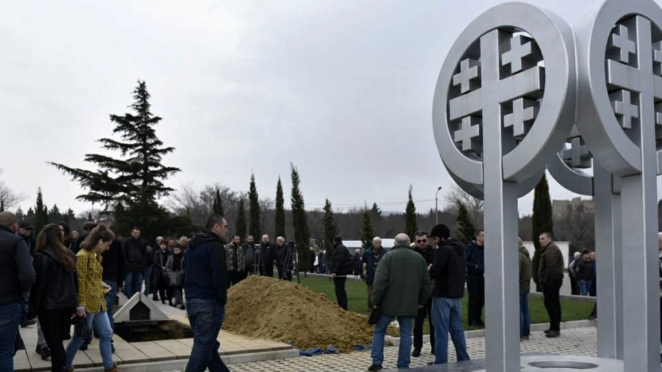 არჩილ ტატუნაშვილი მუხათგვერდის ძმათა სასაფლაოზე სამხედრო პატივით დაკრძალეს