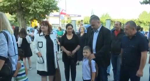 დავით ბაქრაძემ ომის ვეტერანის შვილი გორის მე-2 საჯარო სკოლაში მიაცილა