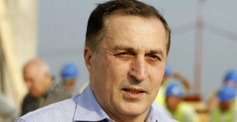 პარლამენტის წინ, ზაზა სარალიძესთან პაატა ბურჭულაძე მივიდა