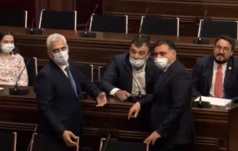  ერთი არგუმენტი ვერ მოიყვანე, ნულპროცენტიანო, ოროსანი იურისტი ხარ -   დაპირისპირება პარლამენტში ლევან სამუშიასა და ოცნების წევრებს შორის 