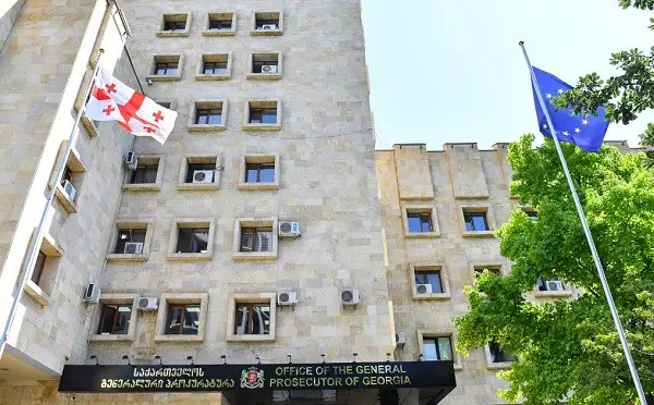 გორში, დამამძიმებელ გარემოებებში ჩადენილი განზრახ მკვლელობის მცდელობის, ცეცხლსასროლი იარაღის და საბრძოლო მასალის მართლსაწინააღმდეგო შეძენა, შენახვა, ტარების ფაქტებზე ერთ პირს ბრალდება წარედგინა
