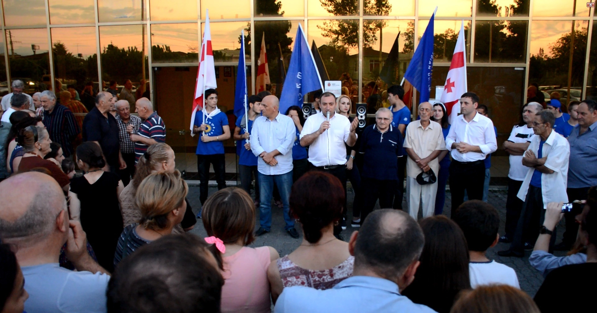  მერაბ ქვარაიამ და თამაზ ფაცაციამ ამომრჩევლებს სამოქმედო პროგრამა გააცნეს