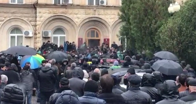ოკუპირებული აფხაზეთის დე-ფაქტო პრეზიდენტის ადმინისტრაციის შენობაში ე.წ. ოპოზიციის წარმომადგენლები შეიჭრნენ