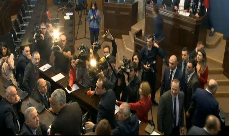 პარლამენტში დეპუტატები თენგიზ გუნავა და ვიქტორ ჯაფარიძე ერთმანეთს დაუპირისპირდნენ