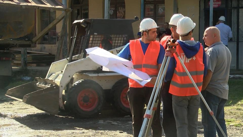  დაბა ჩაქვში გზისა და სასტუმროს მიმდებარე ტერიტორიის კეთილმოწყობის სამუშაოები მიმდინარეობს