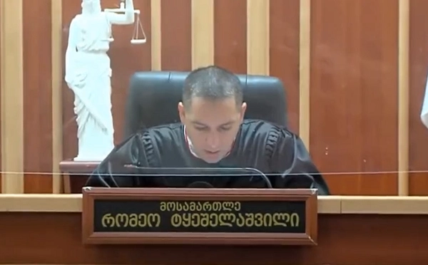 კაცს, რომელმაც ავტობუსში ცოლი მოკლა, სასამართლომ 20-წლიანი პატიმრობა შეუფარდა 