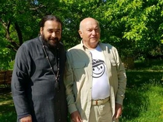 არქიმანდრიტი სერაფიმე მოსკოვის ყოფილი მერის სტუმრობას ეხმიანება