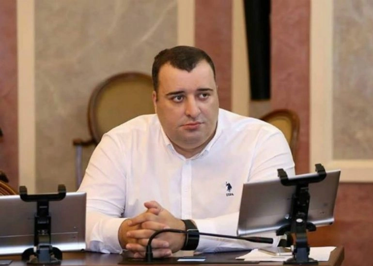 გარწმუნებთ, ჩვენს გუნდში რჩებიან ინგლისურის საკმაოდ კარგი სპეციალისტები - რატი იონათამიშვილი
