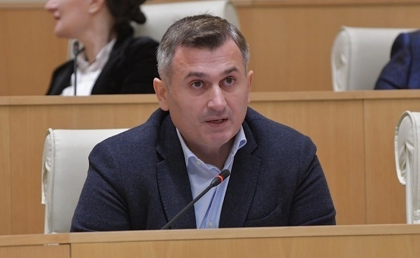 ამ ამნისტიით თავისუფლდებიან ადამიანები, რომლებიც ხელისუფლების შეცვლის შემდეგ თავს აფარებდნენ ოკუპანტ ქვეყანას - დავით კირკიტაძე