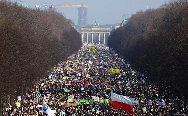 ბერლინში 100 000-ზე მეტი ადამიანი შეიკრიბა უკრაინაში ომის გასაპროტესტებლად