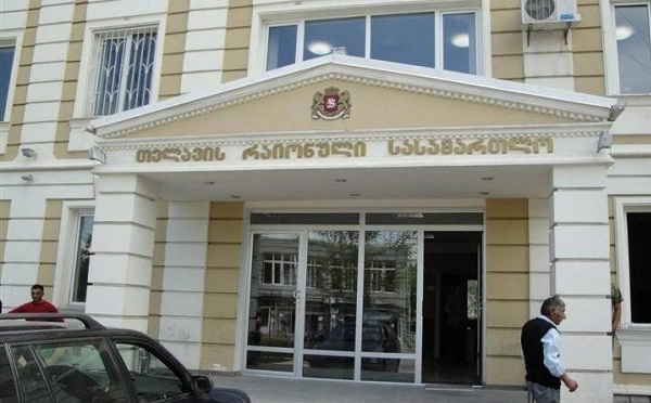 კახეთში ბებიის მიმართ სექსუალური ხასიათის ქმედებაში ბრალდებული სასამართლომ გაამართლა