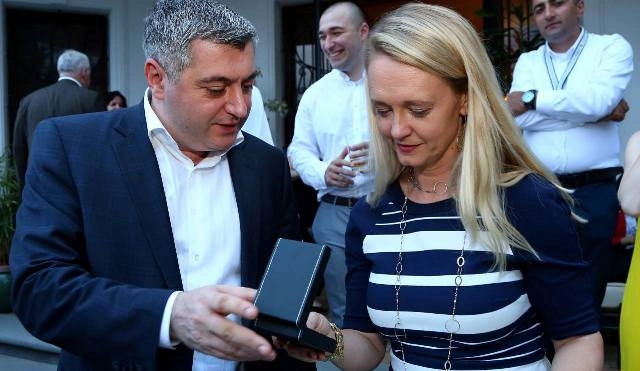  კახა კახიშვილმა ტრეისი ნევილი მადლობის სიგელით დააჯილდოვა