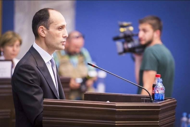 პარლამენტში გარემოს დაცვისა და სოფლის მეურნეობის მინისტრს, ლევან დავითაშვილს უსმენენ