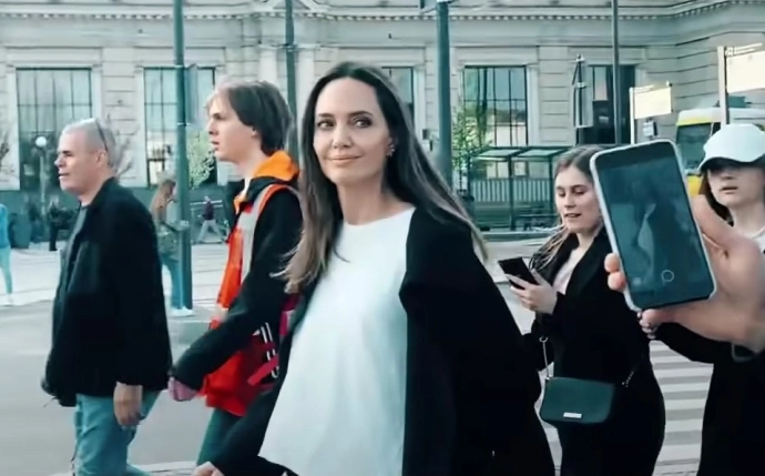 ანჯელინა ჯოლიმ ლვოვში საჰაერო განგაშისას თავი ბომბსაფარს შეაფარა | ვიდეო