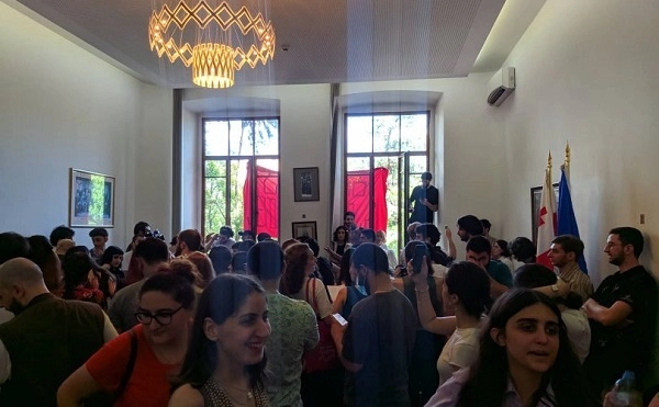 თსუ: უნივერსიტეტში სტუდენტთა მცირე ჯგუფის და გარეშე პირების საპროტესტო გამოსვლისას არაერთ ძალადობრივ ქმედებას ჰქონდა ადგილი, ოთხი თანამშრომელი გადაყვანილია კლინიკაში 