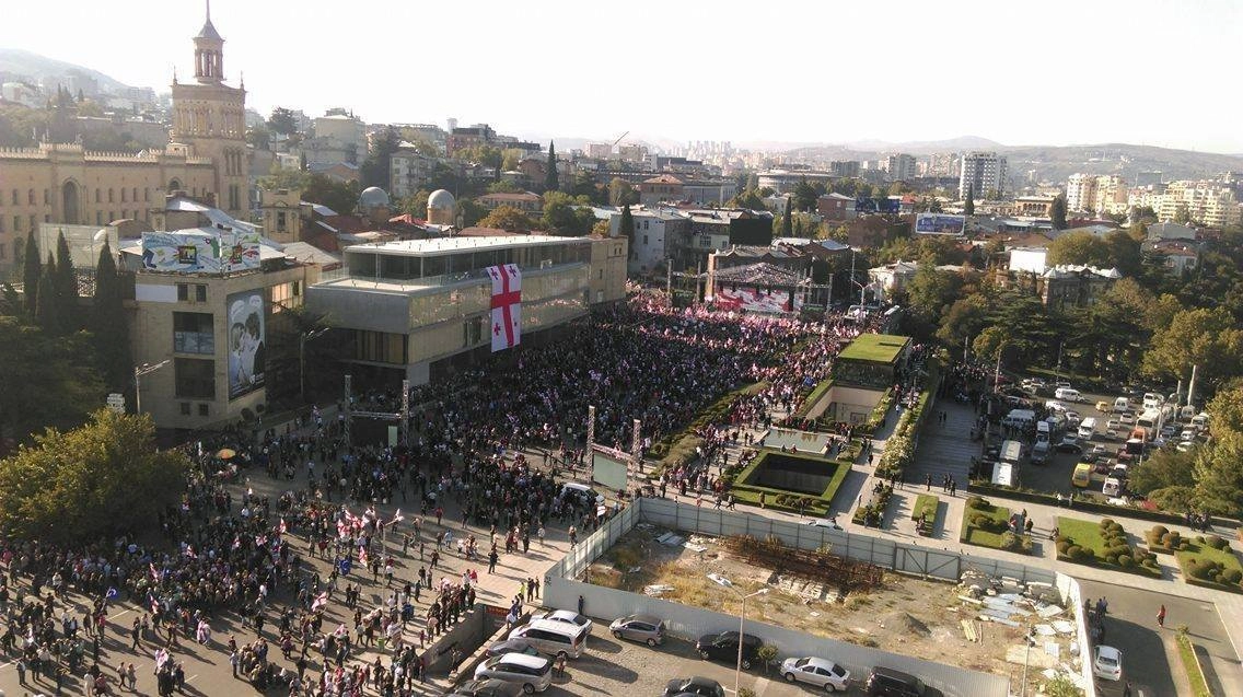 ვარდების მოედანზე „ნაციონალური მოძრაობის“ მხარდამჭერი აქცია მიმდინარეობს