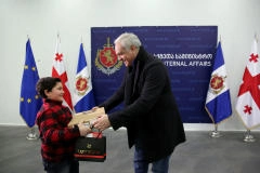 შინაგან საქმეთა მინისტრმა დაღუპული პოლიციელების შვილები დაასაჩუქრა
