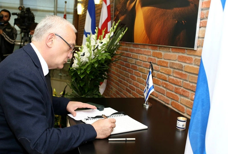 გიორგი ალიბეგაშვილმა შიმონ პერესის გარდაცვალებასთან დაკავშირებით სამძიმრის წიგნში ჩანაწერი გააკეთა