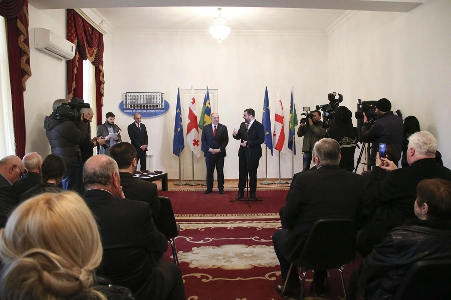 საქართველოს პრეზიდენტმა ღირსების ორდენით იმერეთის რეგიონში მოღვაწე მოქალაქეები დააჯილდოვა