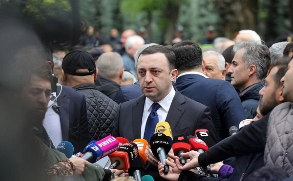 მე პრემიერი ვარ, გვარამია კომპანიის დირექტორი. რა შუაშია მე რომ მადარებთ, კანონით მეკუთვნის სახელმწიფო მანქანები - ღარიბაშვილი