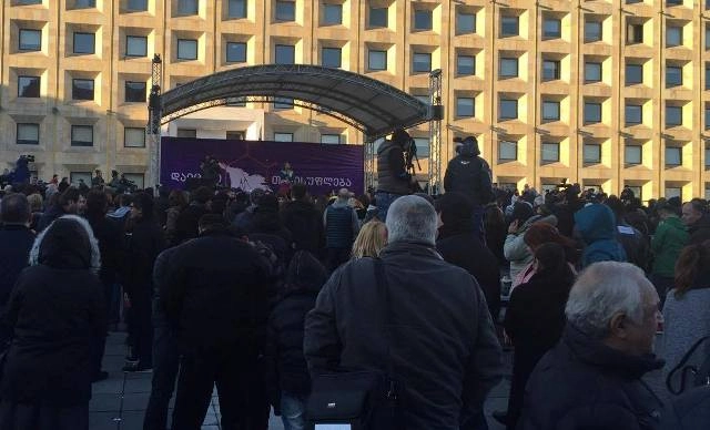 "არა გაზპრომს" - მთავრობის კანცელარიასთან აქცია მიმდინარეობს