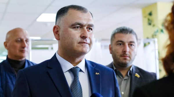 გაგლოევი ემხრობა რუსეთთან გაერთიანებას, თუმცა ბიბილოვს აკრიტიკებს "რეფერენდუმის" დანიშვნის გამო
