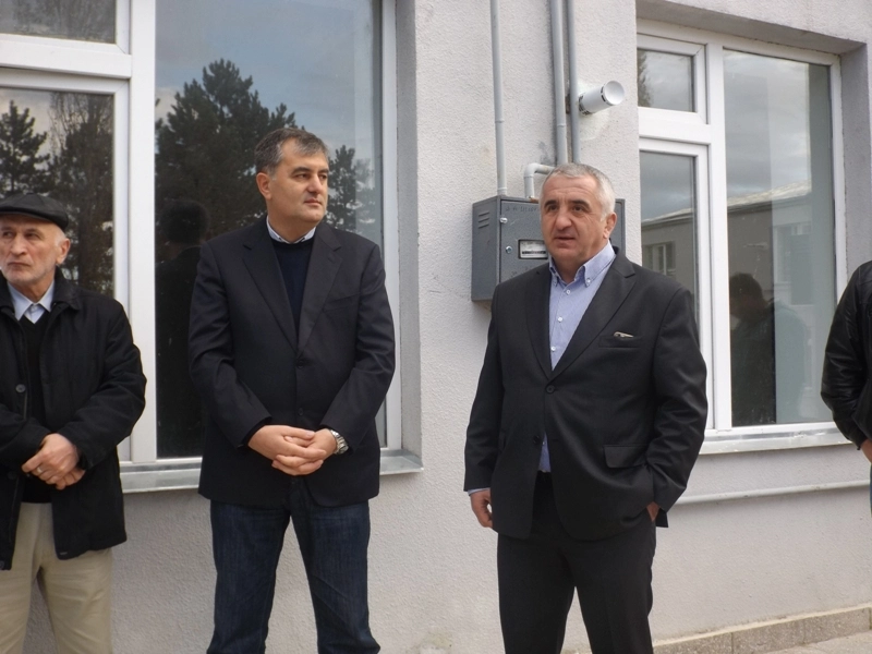 ვალერი გელაშვილი და სოზარ სუბარი ხაშურში მცხოვრებ დევნილებს შეხვდნენ