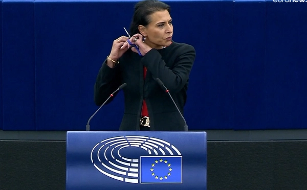შვედმა დეპუტატმა ირანელი ქალების სოლიდარობის ნიშნად ევროპარლამენტში თმა მოიჭრა 