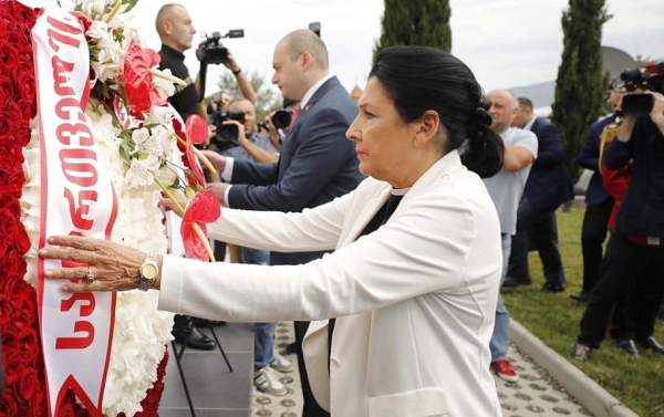 პრეზიდენტმა აგვისტოს ომში დაღუპული გმირების ხსოვნას პატივი მიაგო   73