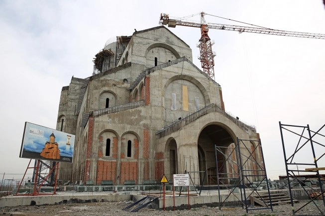 მახათას მთაზე მშენებარე ივერიის ღვთისმშობლის ხატის სახელობის ტაძრის გუმბათზე ჯვარს აღმართავენ