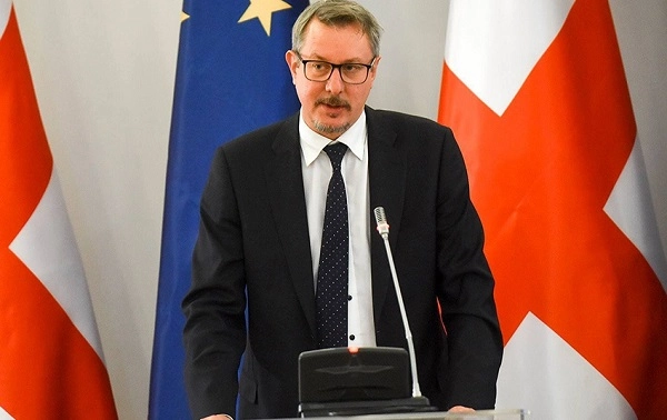 შეშფოთებული ვარ გუშინდელი ფაქტის გამო, მომხდარმა ზიანი მიაყენა პოლიტიკურ პარტიებსა და სამოქალაქო საზოგადოებას შორის ნდობას -კარლ ჰერცელი