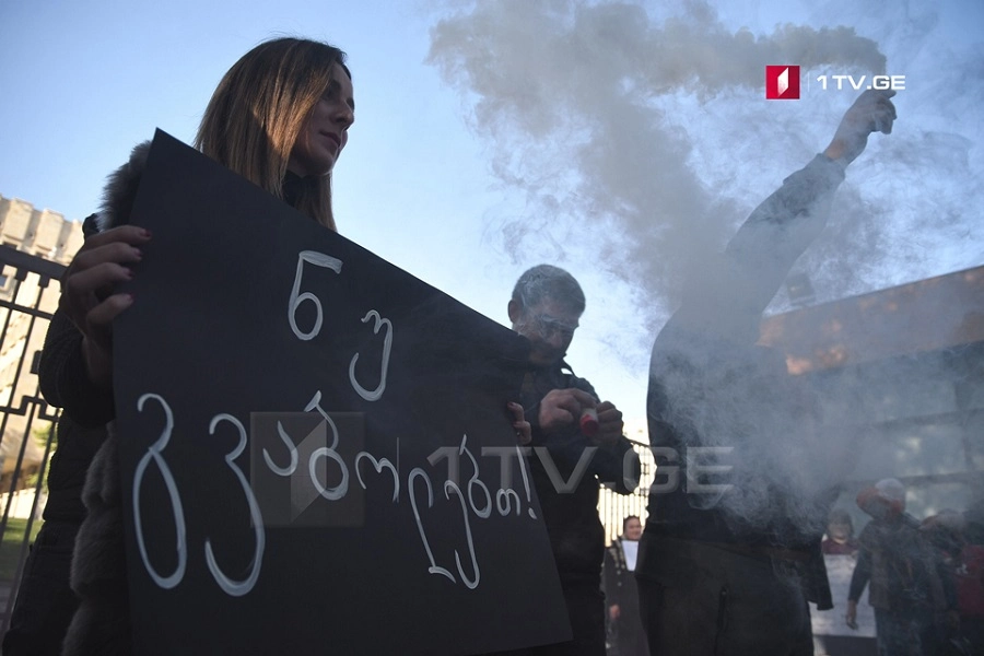 “ნუ გვაბოლებთ” - პროკურატურასთან აქცია მიმდინარეობს